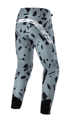 Alpinestars Techstar Envision Hose, Mountainbike-Hose, Ash Blue mit schwarzem abstraktem geometrischem Muster, Rückansicht mit großem weißem Logo-Schriftzug und schwarzen Mesh-Einsätzen an den Waden, strapazierfähige Offroad-Radsportausrüstung