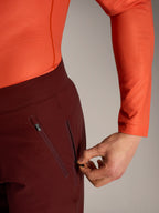 Alpinestars A-Dura Ride Shorts in Bordeaux, Hand beim Öffnen der mesh-gefütterten Reißverschlusstasche.