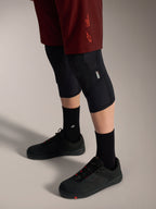 Alpinestars A-Dura Ride Shorts in Bordeaux, strapazierfähige MTB-Shorts mit Stretch-Passform und Astars-Logo.