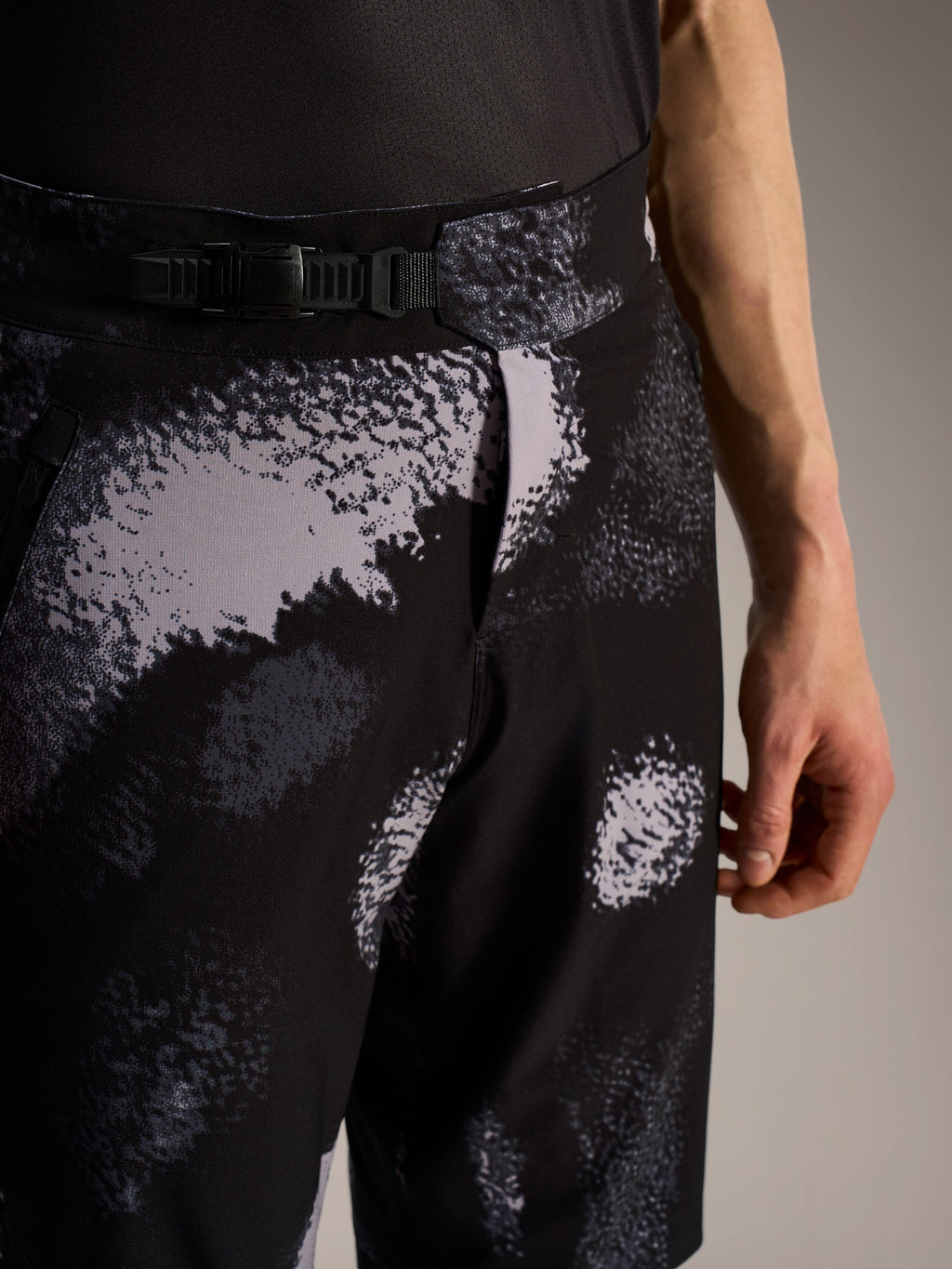 Alpinestars A-Dura Ride Shorts in Schwarz Camo mit Ratschenverschluss und strapazierfähigem Gewebe für Mountainbiking.