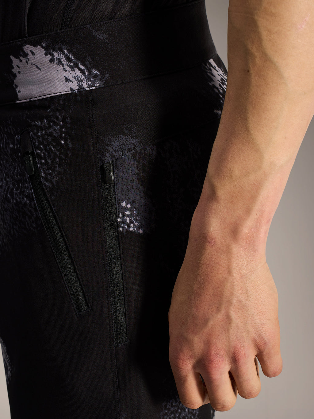 Alpinestars A-Dura Ride Shorts in Black Camo mit Reißverschlusstaschen und strapazierfähigem MTB-Stretch-Gewebe.