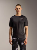 Alpinestars A-Dura Ride Shorts in Black Camo, robuste MTB-Shorts mit markantem Muster, am Modell präsentiert.