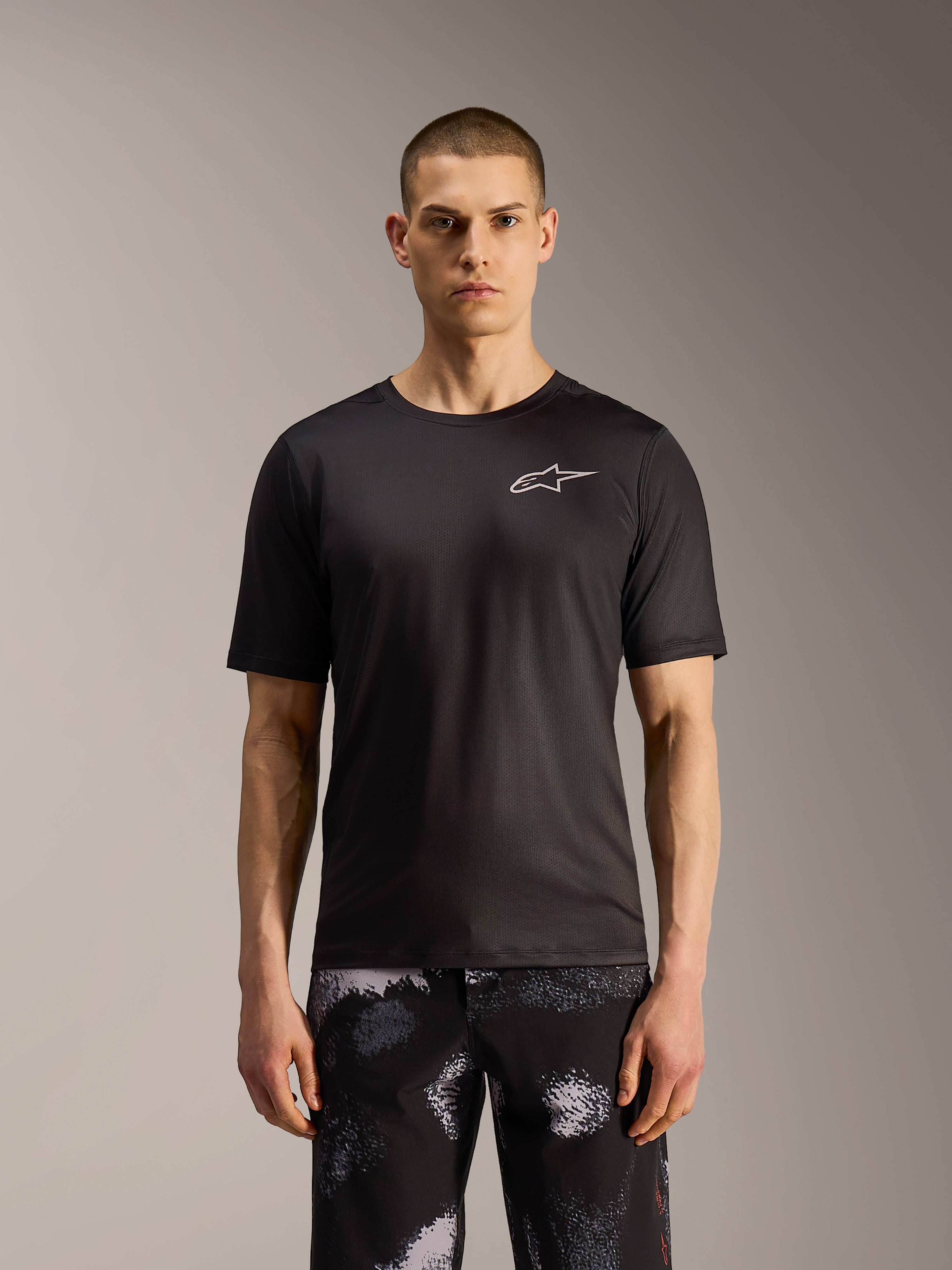 Alpinestars A-Dura Ride Shorts in Black Camo, robuste MTB-Shorts mit markantem Muster, am Modell präsentiert.