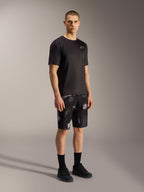 A-Dura Ride MTB-Shorts in Black Camo mit grauem Camouflage-Muster, kombiniert mit schwarzem Jersey und Schuhen.