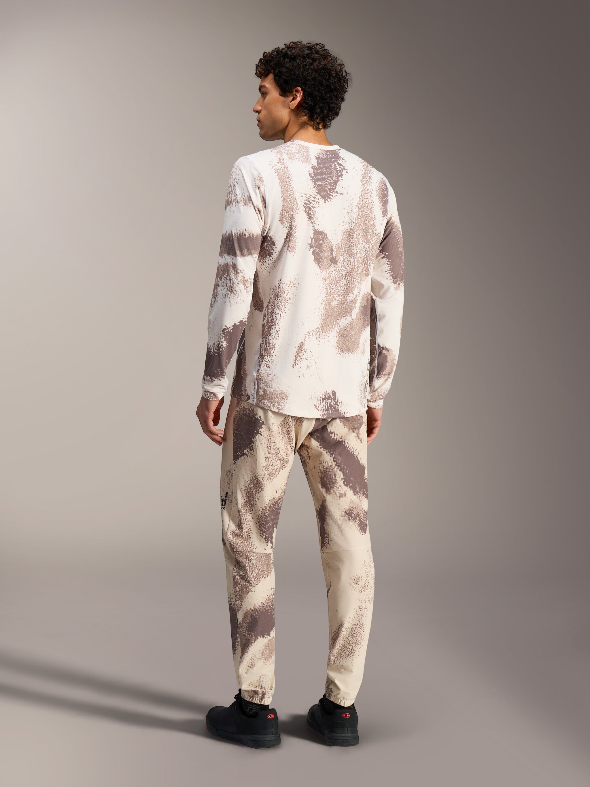 Alpinestars A-Dura Ride Hose in Sand Camo, Performance-MTB-Hose mit passendem Jersey in der Rückansicht.