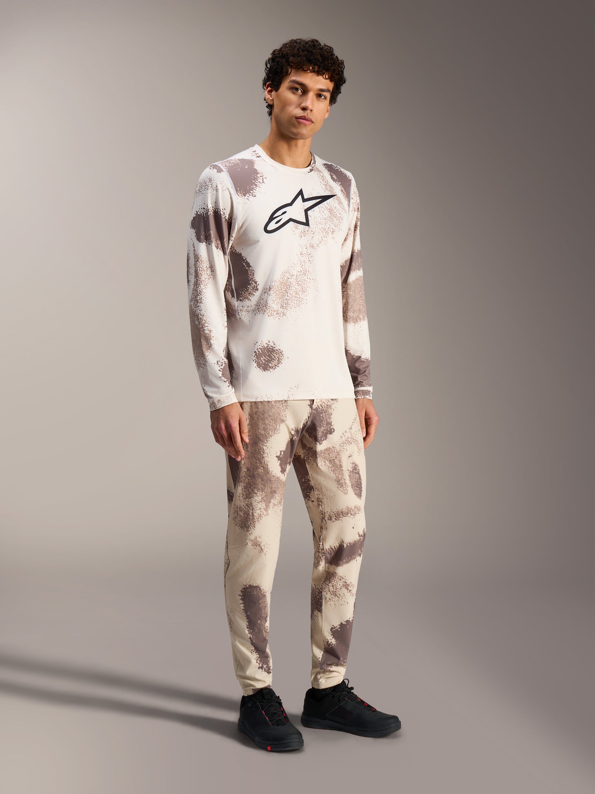 Alpinestars A-Dura Ride Hose in Sand Camo mit passendem Jersey, robuste MTB-Bekleidung für Offroad-Performance.