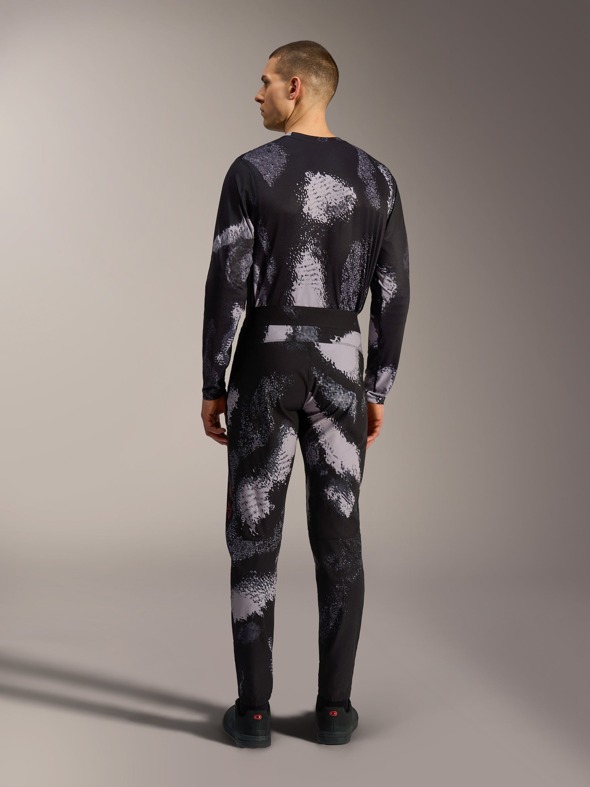 Alpinestars A-Dura Ride Hose in Schwarz-Camo, strapazierfähige MTB-Hose mit schmaler Passform, Rückansicht.