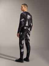 A-Dura Ride Hose in Black Camo, strapazierfähige MTB-Hose mit 4-Wege-Stretch und elastischen Bündchen, Rückansicht am Modell.