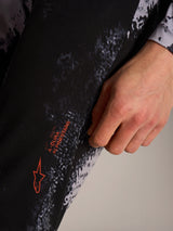 Alpinestars A-Dura Ride Hose in Black Camo mit orangen Logo-Details auf technischem MTB-Stretchgewebe.