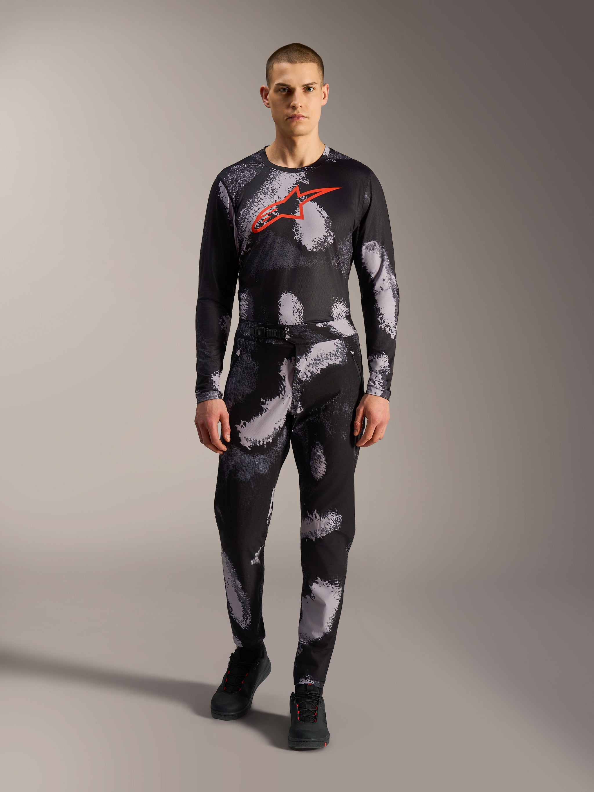 Alpinestars A-Dura Ride Hose in Black Camo, MTB-Hose mit 4-Wege-Stretch und sicherem Ratschenverschluss.