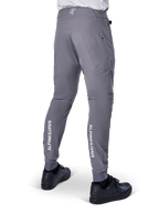 Alpinestars A-Aria Elite Hose, MTB-Hose, Dunkelgrau, mit vertikalen weißen Alpinestars-Logos an der Rückseite der Unterschenkel, lasergeschnittenen Belüftungslöchern, elastischen Bündchen und einer Performance-Passform für das Mountainbiken