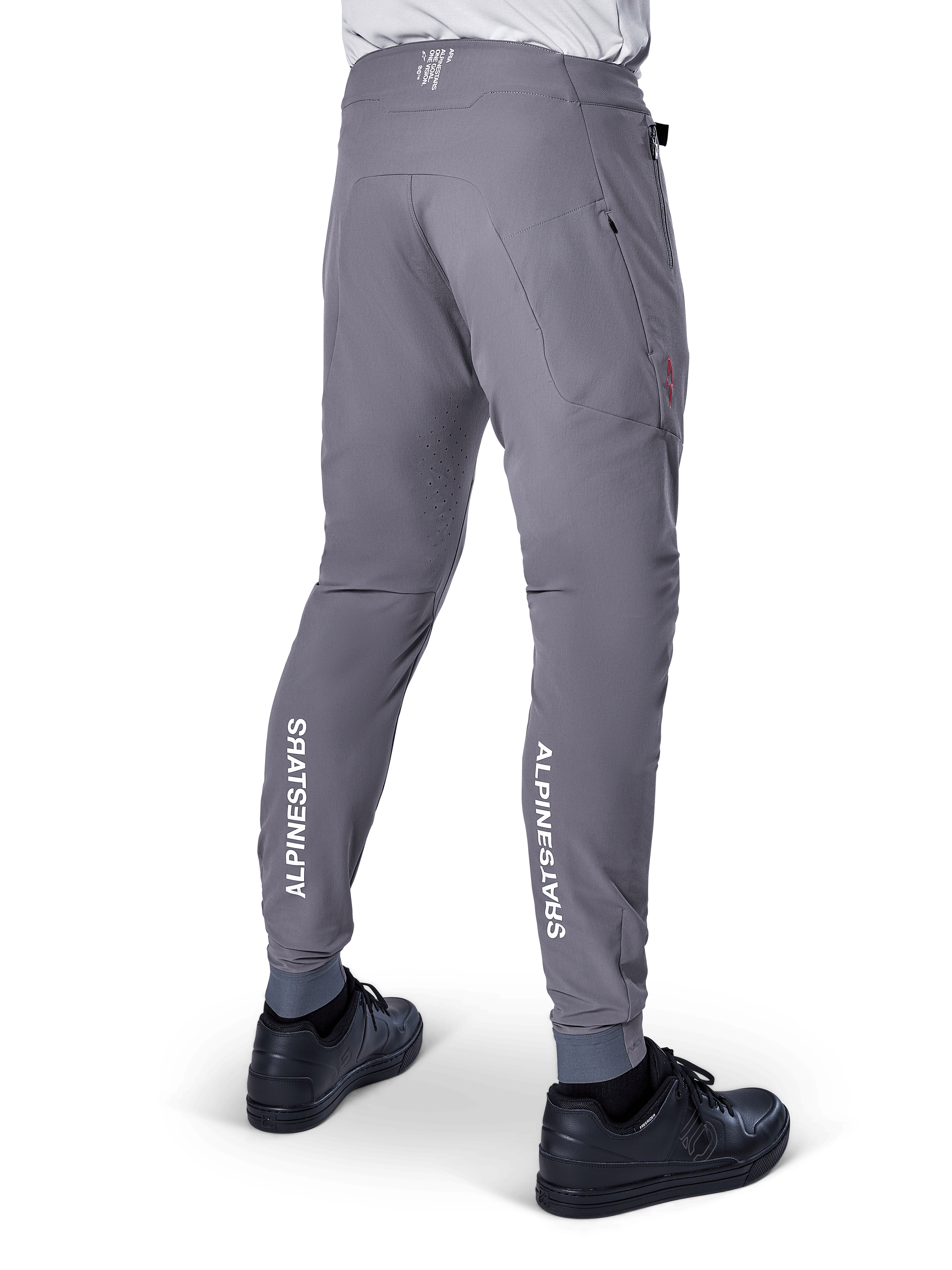 Alpinestars A-Aria Elite Hose, MTB-Hose, Dunkelgrau, mit vertikalen weißen Alpinestars-Logos an der Rückseite der Unterschenkel, lasergeschnittenen Belüftungslöchern, elastischen Bündchen und einer Performance-Passform für das Mountainbiken