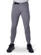Alpinestars A-Aria Elite Hose, Mountainbike-Hose, Dunkelgrau, mit Laserperforationen an den Oberschenkelinnenseiten zur Belüftung und einem magnetischen Schnallenverschluss am Bund, Performance-Passform mit schmal zulaufenden Beinen, getragen mit schwarzen Sportschuhen