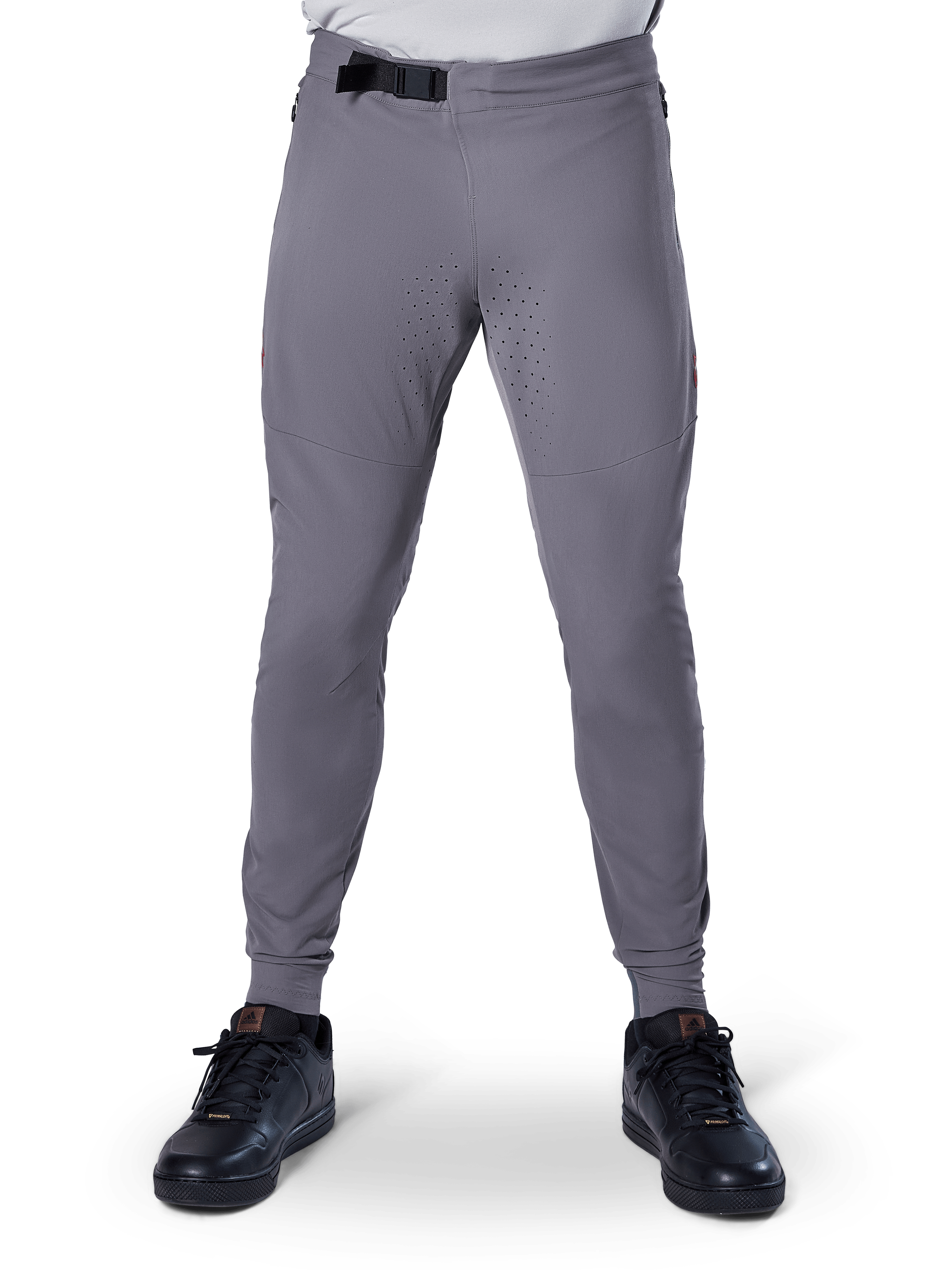 Alpinestars A-Aria Elite Hose, Mountainbike-Hose, Dunkelgrau, mit Laserperforationen an den Oberschenkelinnenseiten zur Belüftung und einem magnetischen Schnallenverschluss am Bund, Performance-Passform mit schmal zulaufenden Beinen, getragen mit schwarzen Sportschuhen