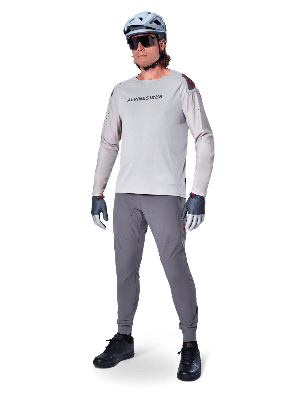 Alpinestars A-Aria Elite Hose, dunkelgraue MTB-Hose, getragen von einem Fahrer mit hellgrauem Langarmtrikot und grauem Helm, mit lasergeschnittener Belüftung an den Oberschenkeln und einer schmal zulaufenden Performance-Passform für das Mountainbiken.