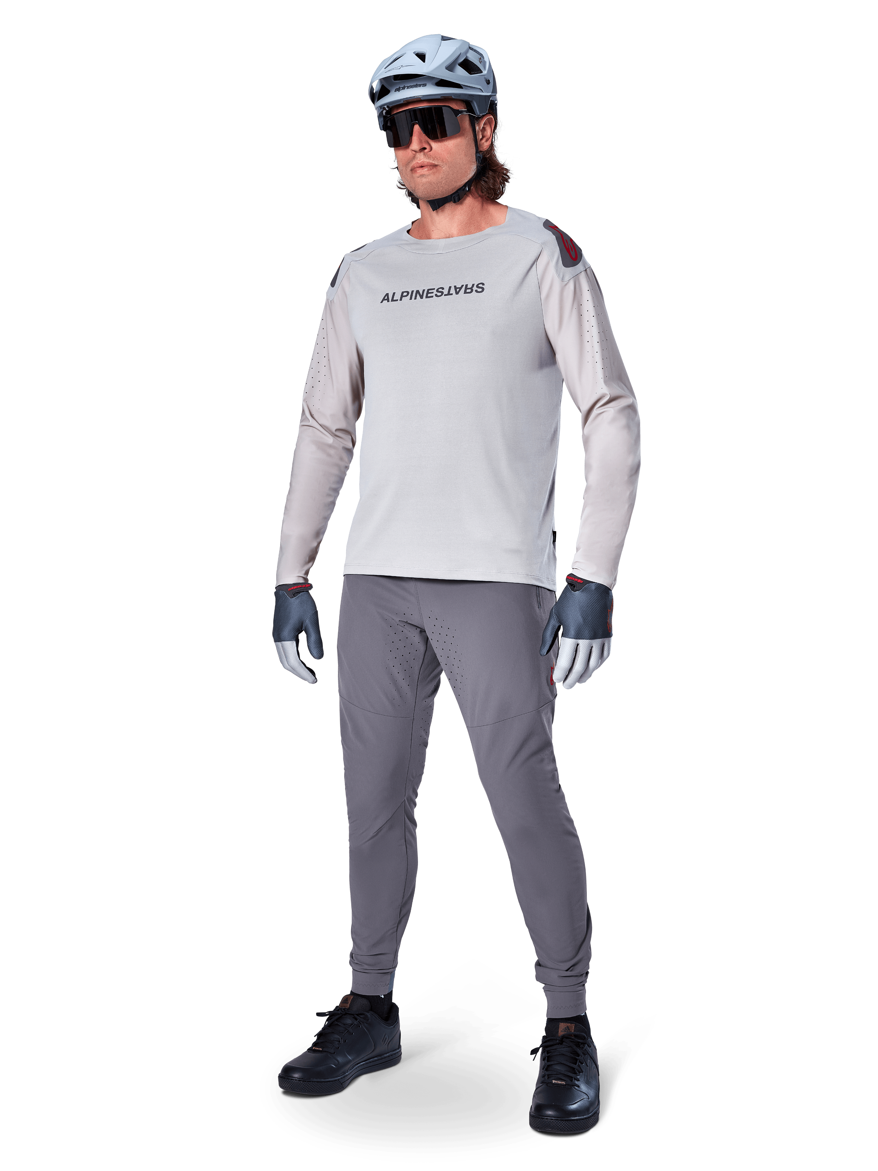 Alpinestars A-Aria Elite Hose, dunkelgraue MTB-Hose, getragen von einem Fahrer mit hellgrauem Langarmtrikot und grauem Helm, mit lasergeschnittener Belüftung an den Oberschenkeln und einer schmal zulaufenden Performance-Passform für das Mountainbiken.