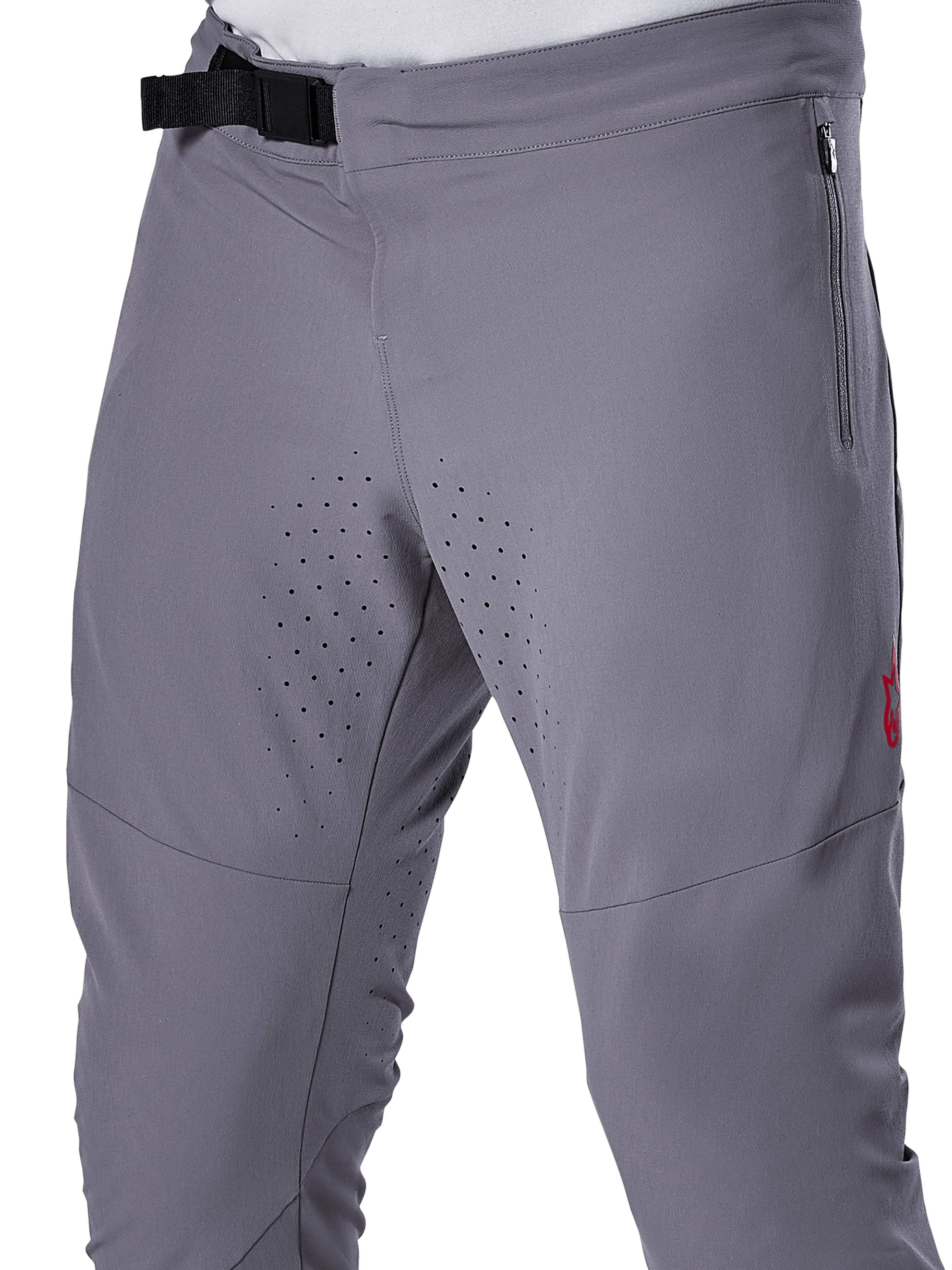 Alpinestars A-Aria Elite Hose, MTB-Radhose, Dunkelgrau, Nahaufnahme mit Magnetverschluss, Seitentasche mit Reißverschluss und lasergeschnittenen Belüftungsperforationen an den Innenseiten der Oberschenkel für Trailriding-Performance.