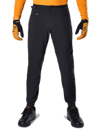 Alpinestars A-Dura Hose, Mountainbike-Hose, Schwarz, kombiniert mit einem orangefarbenen Langarmtrikot und schwarz-orangen Handschuhen, mit doppeltem Druckknopfverschluss und seitlichen Taillenverstellern, strapazierfähiges Textil für den Offroad-Einsatz