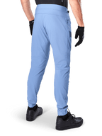 Alpinestars A-Dura Hose, Mountainbike-Hose, Infinity Blue, Rückansicht mit regulärer Passform und elastischen Bündchen, kombiniert mit schwarzen Handschuhen und schwarzem Schuhwerk, strapazierfähige 2-Wege-Stretch-Fahrradbekleidung.
