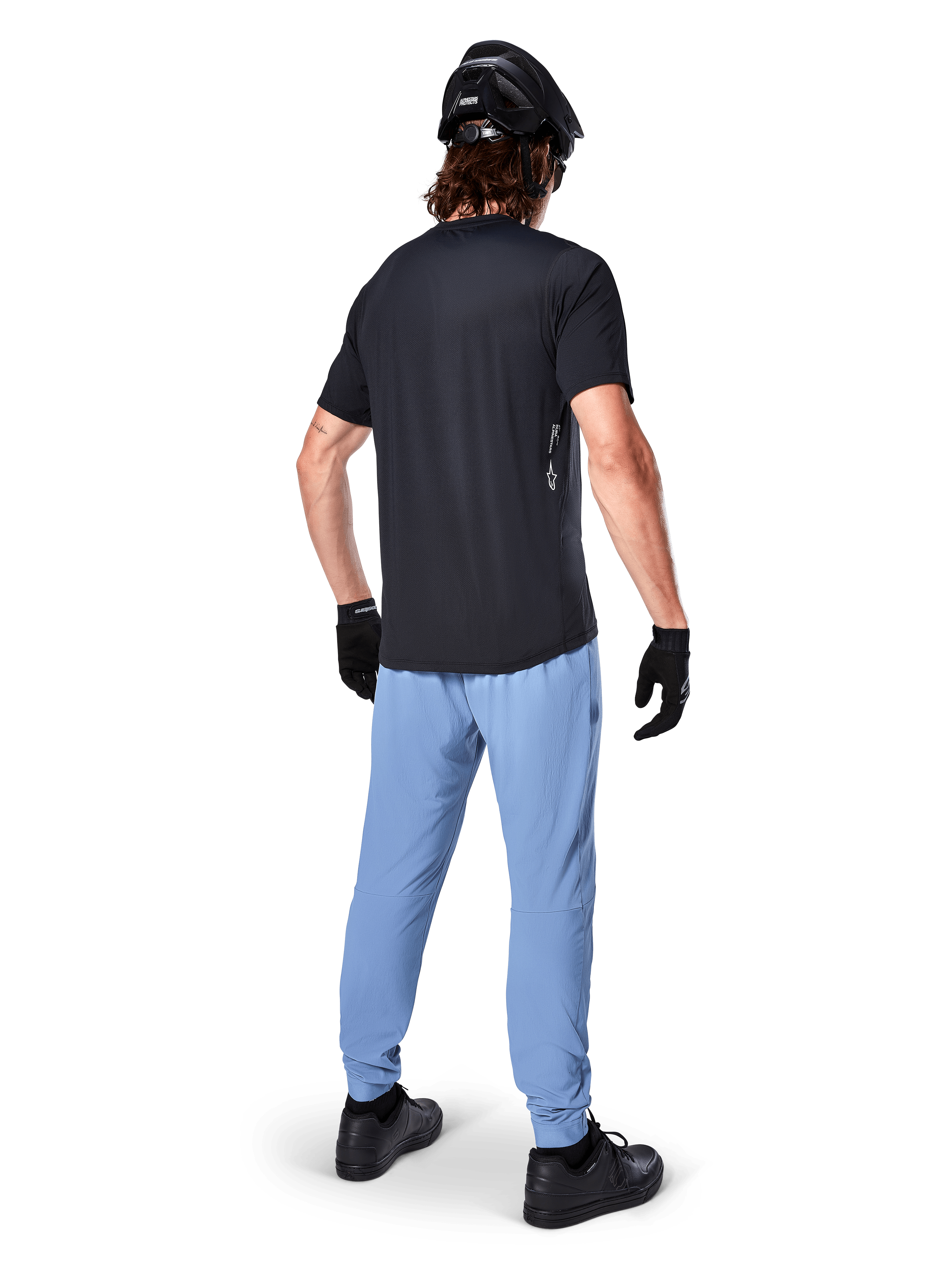 Alpinestars A-Dura Hose, MTB-Hose, Infinity Blue, Rückansicht eines Models in schwarzem T-Shirt und schwarzem Fahrradhelm, aus strapazierfähigem 2-Wege-Stretch-Gewebe mit elastischen Bündchen, Performance-Ausrüstung für Mountainbiking