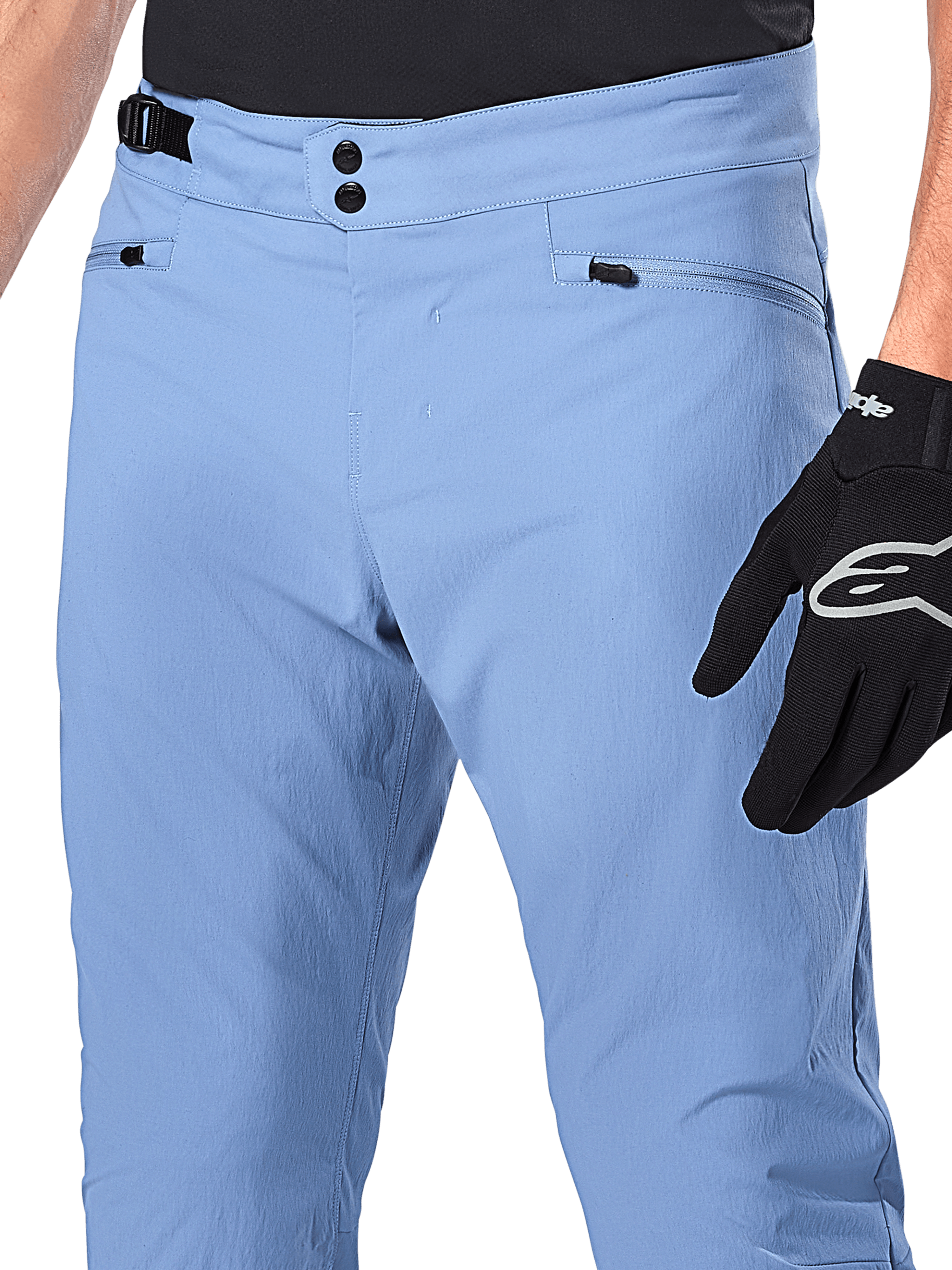 Alpinestars A-Dura Hose, MTB-Fahrradhose, Infinity Blue, Nahaufnahme der Taille mit doppeltem Druckknopfverschluss und seitlichem Taillenversteller, Reißverschlusstaschen, getragen mit schwarzen Alpinestars-Handschuhen