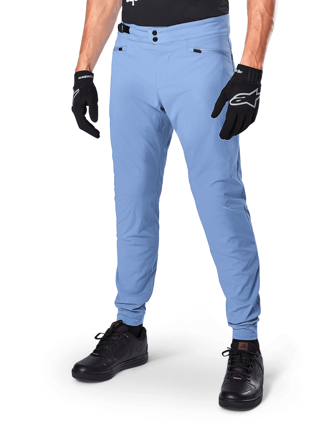 Alpinestars A-Dura Hose, Infinity Blue MTB-Radhose, mit doppeltem Druckknopfverschluss vorne und Reißverschlusstaschen, kombiniert mit schwarzen Handschuhen und schwarzen Schuhen, strapazierfähiges 2-Wege-Stretch-Gewebe für Offroad-Fahrten