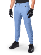 Alpinestars A-Dura Hose, Infinity Blue MTB-Radhose, mit doppeltem Druckknopfverschluss vorne und Reißverschlusstaschen, kombiniert mit schwarzen Handschuhen und schwarzen Schuhen, strapazierfähiges 2-Wege-Stretch-Gewebe für Offroad-Fahrten
