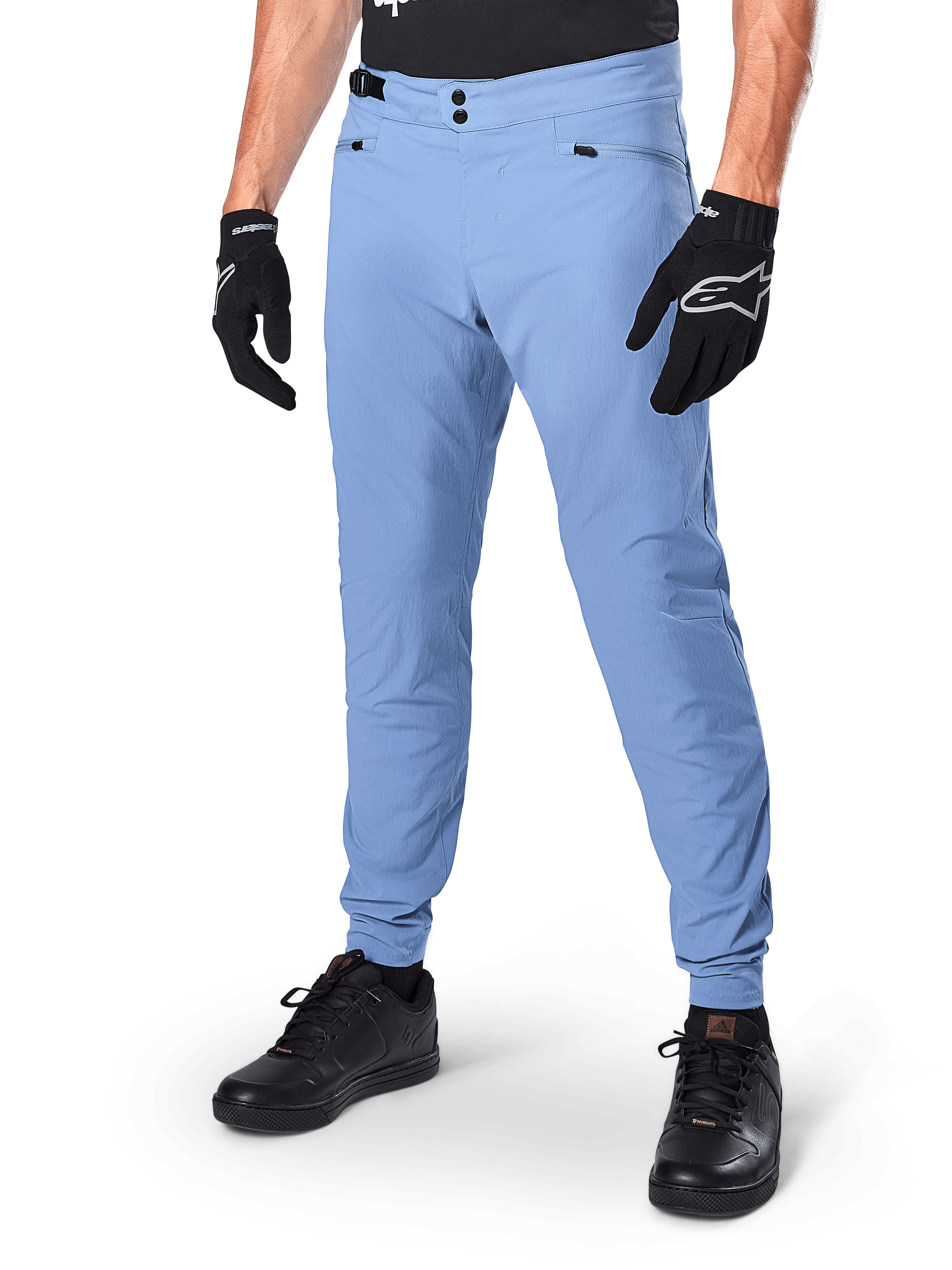 Alpinestars A-Dura Hose, Infinity Blue MTB-Radhose, mit doppeltem Druckknopfverschluss vorne und Reißverschlusstaschen, kombiniert mit schwarzen Handschuhen und schwarzen Schuhen, strapazierfähiges 2-Wege-Stretch-Gewebe für Offroad-Fahrten