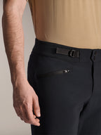 Alpinestars A-Dura Shorts, schwarze MTB-Shorts, Nahaufnahme mit Reißverschlusstasche und verstellbarem Seitenzugband, doppelter Druckknopfverschluss, strapazierfähiges Gewebe für Mountainbiking
