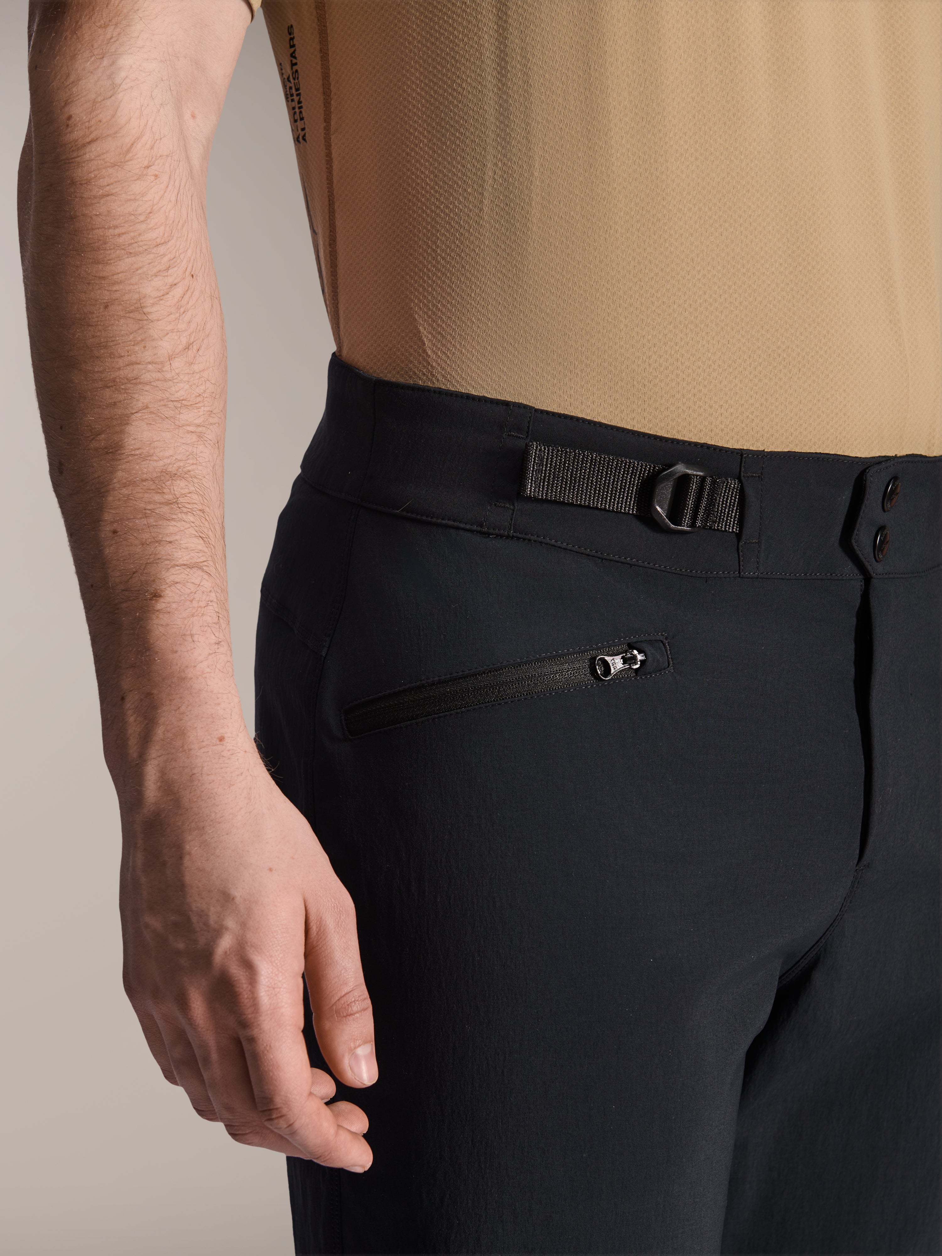 Alpinestars A-Dura Shorts, schwarze MTB-Shorts, Nahaufnahme mit Reißverschlusstasche und verstellbarem Seitenzugband, doppelter Druckknopfverschluss, strapazierfähiges Gewebe für Mountainbiking