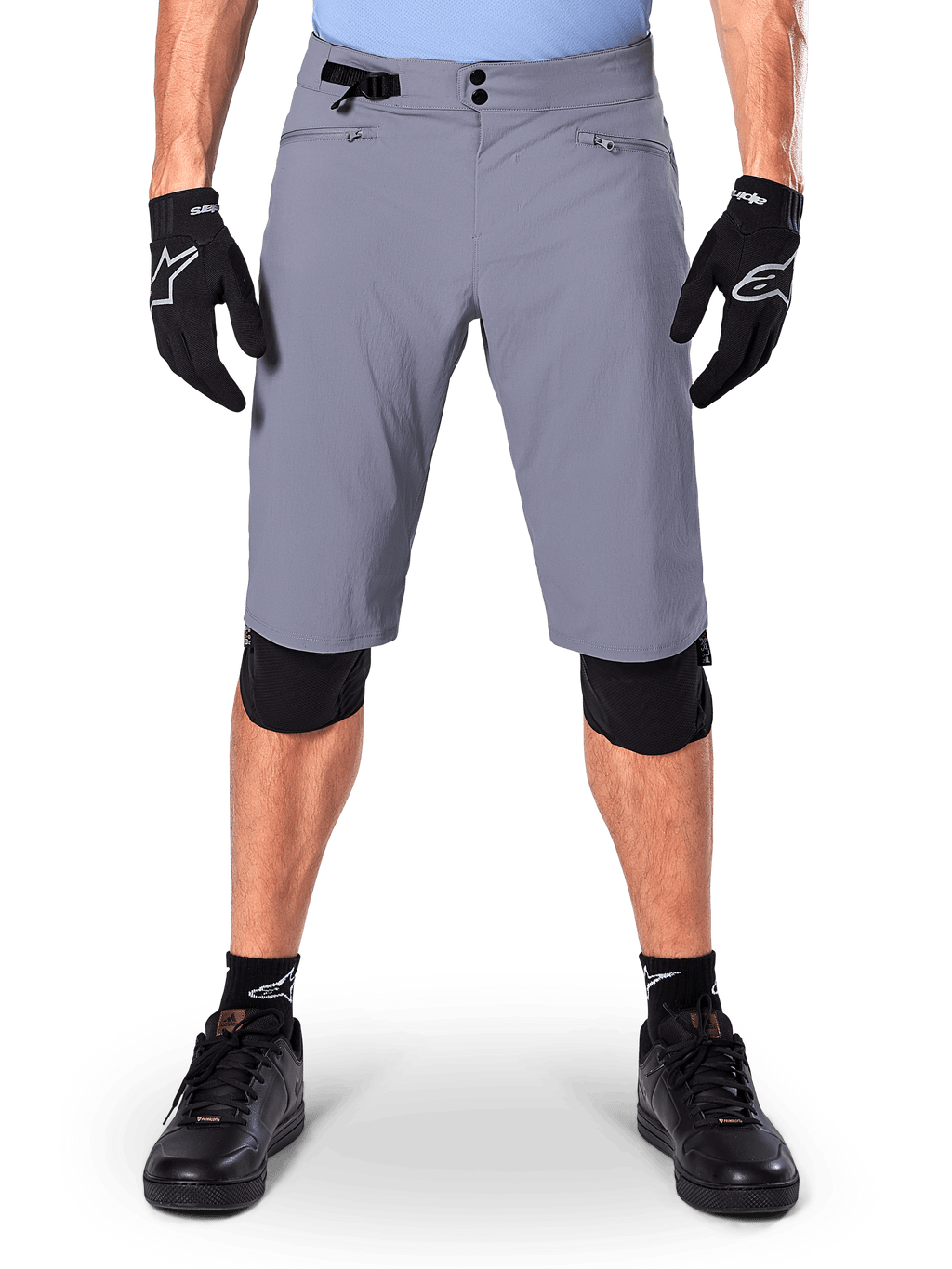 Alpinestars A-Dura Shorts, Mountainbike-Shorts, Dunkelgrau, getragen mit schwarzen Alpinestars Handschuhen und Knieschützern, mit doppeltem Druckknopfverschluss und Reißverschlusstaschen mit Mesh-Futter, strapazierfähiges 2-Wege-Stretchgewebe für das Mountainbiken