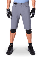 Alpinestars A-Dura Shorts, Mountainbike-Shorts, Dunkelgrau, getragen mit schwarzen Alpinestars Handschuhen und Knieschützern, mit doppeltem Druckknopfverschluss und Reißverschlusstaschen mit Mesh-Futter, strapazierfähiges 2-Wege-Stretchgewebe für das Mountainbiken