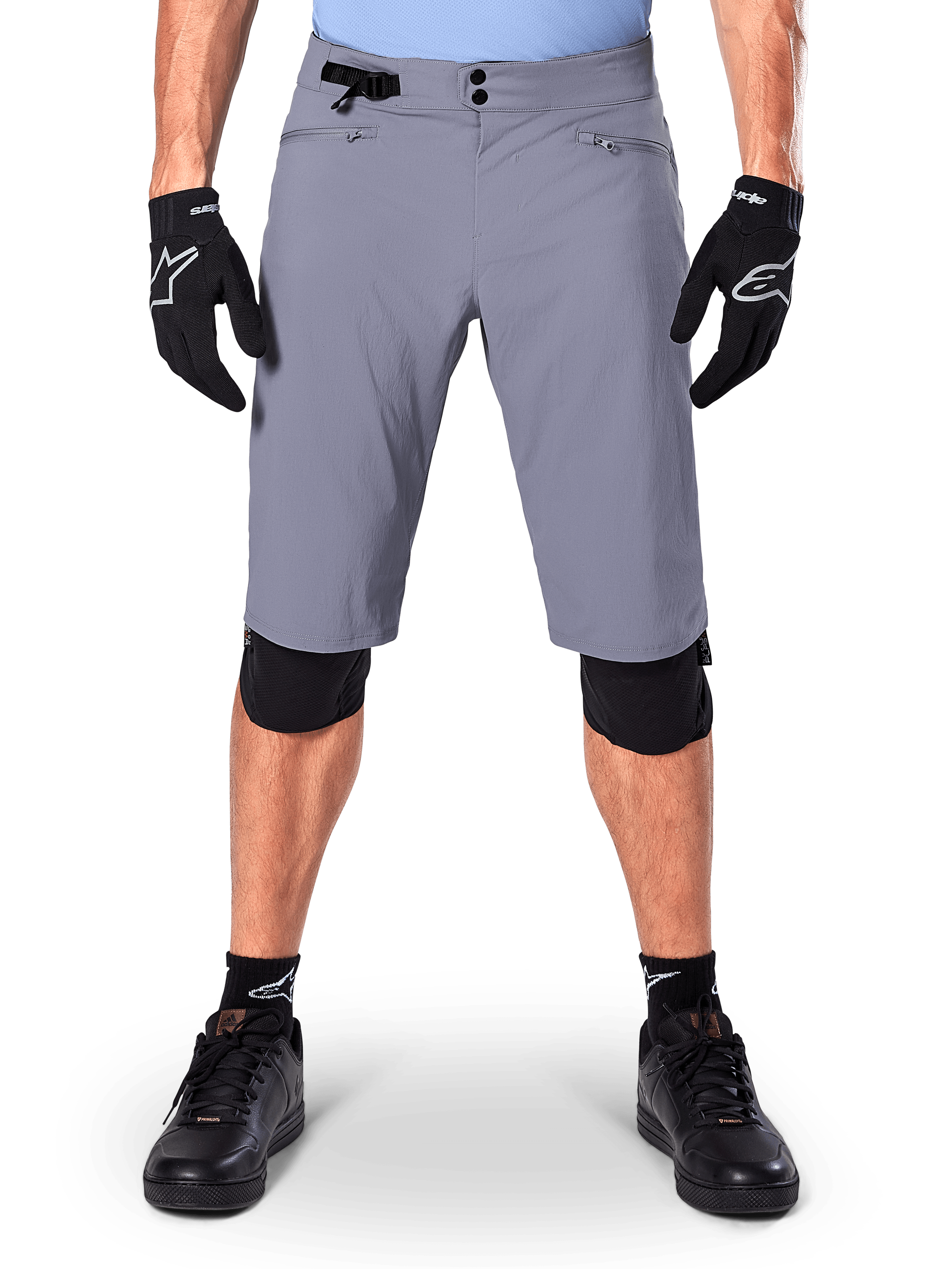 Alpinestars A-Dura Shorts, Mountainbike-Shorts, Dunkelgrau, getragen mit schwarzen Alpinestars Handschuhen und Knieschützern, mit doppeltem Druckknopfverschluss und Reißverschlusstaschen mit Mesh-Futter, strapazierfähiges 2-Wege-Stretchgewebe für das Mountainbiken