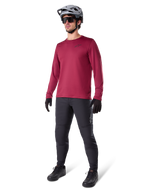 Alpinestars A-Dura Thermal Jersey in Burgundy, langärmliges, isoliertes Radsport-Oberteil getragen mit dunkelgrauer Mountainbike-Hose, schwarzen Handschuhen und einem grauen Helm, Ganzkörper-Studioaufnahme von Kaltwetter-MTB-Ausrüstung.