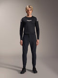 Alpinestars A-Aria Elite Hose, MTB-Hose in Black Titanium, getragen von einem männlichen Model mit einem passenden schwarzen Langarm-Trikot und Sneakern, Slim-Fit Performance-Design mit Magnetverschluss, technische Mountainbike-Bekleidung