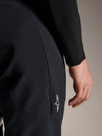 Nahaufnahme der Alpinestars A-Aria Elite Hose in Black Titanium, mit einer seitlichen Reißverschlusstasche und kleinem weißen Stern-Logo, technische Mountainbike-Hose für leistungsorientiertes Radfahren