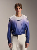 Alpinestars A-Aria Polartec Maker Elite Trikot, Langarm-MTB-Trikot, Baja Blue mit weiß-blauem Farbverlauf, von einem Model mit weißer Hose getragen, mit dunkelblauem Logo auf der Brust und Laserperforationen an den Ärmeln, Performance-Mountainbike-Bekleidung