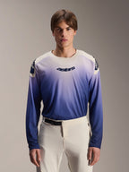 Alpinestars A-Aria Polartec Maker Elite Trikot, Langarm-MTB-Trikot, Baja Blue mit weiß-blauem Farbverlauf, von einem Model mit weißer Hose getragen, mit dunkelblauem Logo auf der Brust und Laserperforationen an den Ärmeln, Performance-Mountainbike-Bekleidung