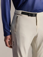 Alpinestars A-Aria Elite Hose, Mountainbike-Hose, Ecru, Nahaufnahme mit einem schwarzen Magnetverschluss am Bund, Reißverschlusstasche und lasergeschnittenen Belüftungslöchern, Performance-Offroad-Fahrradausrüstung.