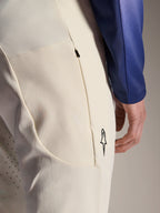 Alpinestars A-Aria Elite Hose, Performance-Hose in Ecru Off-White, Nahaufnahme der seitlichen Reißverschlusstasche und Laserperforationen zur Belüftung, minimalistisches Logo-Detail, hochelastisches Material für Mountainbiking