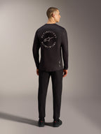 Schwarzes A-Dura Air MTB-Langarmtrikot mit kreisförmiger Racing Ahead Grafik am Rücken und atmungsaktivem Jacquard-Mesh.
