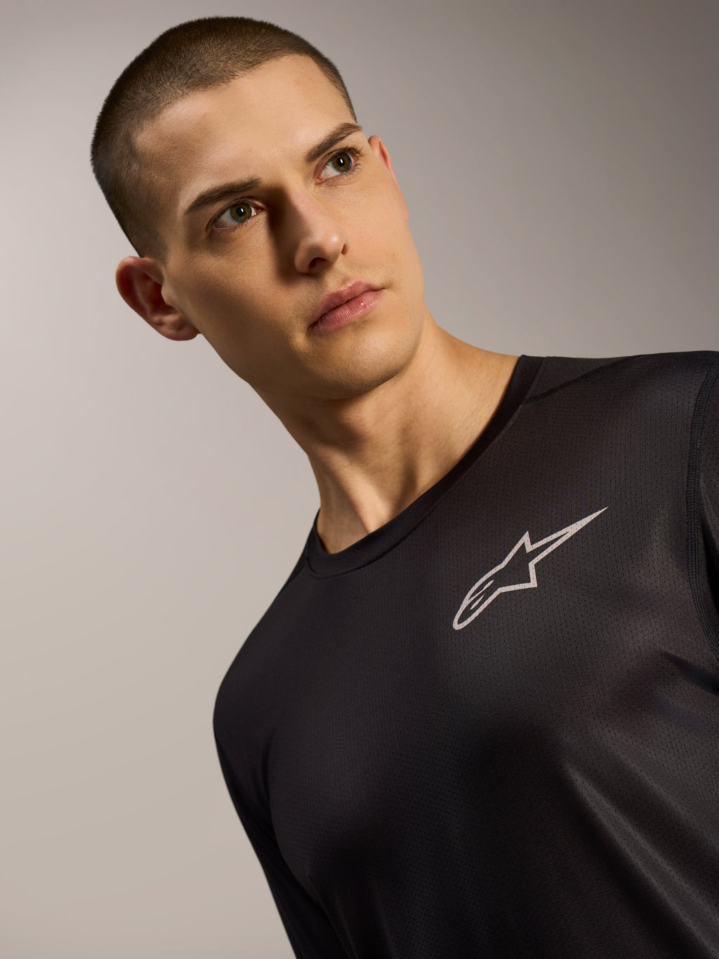 Schwarzes A-Dura Air Langarmtrikot für MTB mit atmungsaktivem Mesh und Alpinestars-Logo auf der Brust.