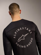 Schwarzes A-Dura Air Trikot, Rückendetail mit kreisförmigem Alpinestars Racing Ahead Logo auf Mesh-Gewebe.