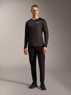 Schwarzes A-Dura Air Langarm-Trikot, feuchtigkeitsableitende MTB-Bekleidung mit weißem Alpinestars-Logo an einem Modell.