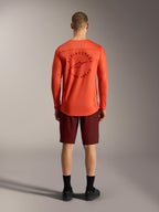Alpinestars oranges A-Dura Air Langarm-MTB-Trikot und bordeauxrote A-Dura Ride Shorts in der Rückansicht.