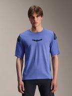 Alpinestars A-Aria Polartec Elite Trikot, Kurzarm-MTB-Trikot, Baja Blue, getragen von einem männlichen Model, mit schwarzem 'astars' Schriftzug auf der Brust und Logo-Details an den Schultern, Performance-Trail-Bekleidung.