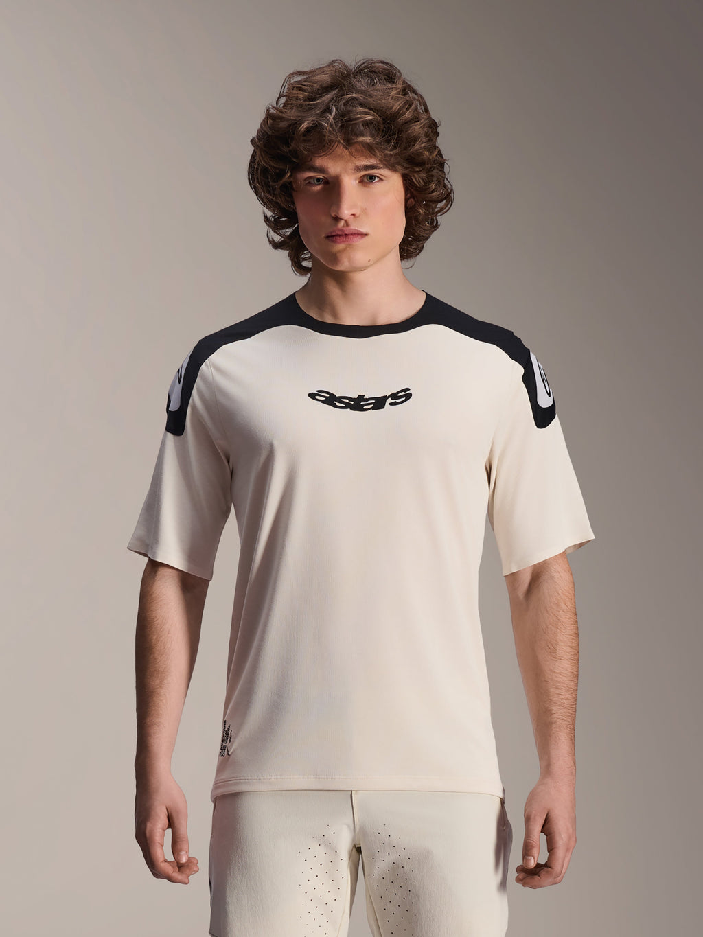 Alpinestars A-Aria Polartec Elite Kurzarm-Trikot, Mountainbike-Trikot, Ecru mit schwarzen Schulterpartien, schwarzes astars-Logo auf der Brust, Performance-Passform MTB-Bekleidung