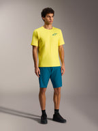 Alpinestars A-Dura Ride Shorts in Blau-Grün und gelbes Trikot, robuste MTB-Performance-Bekleidung für Herren.