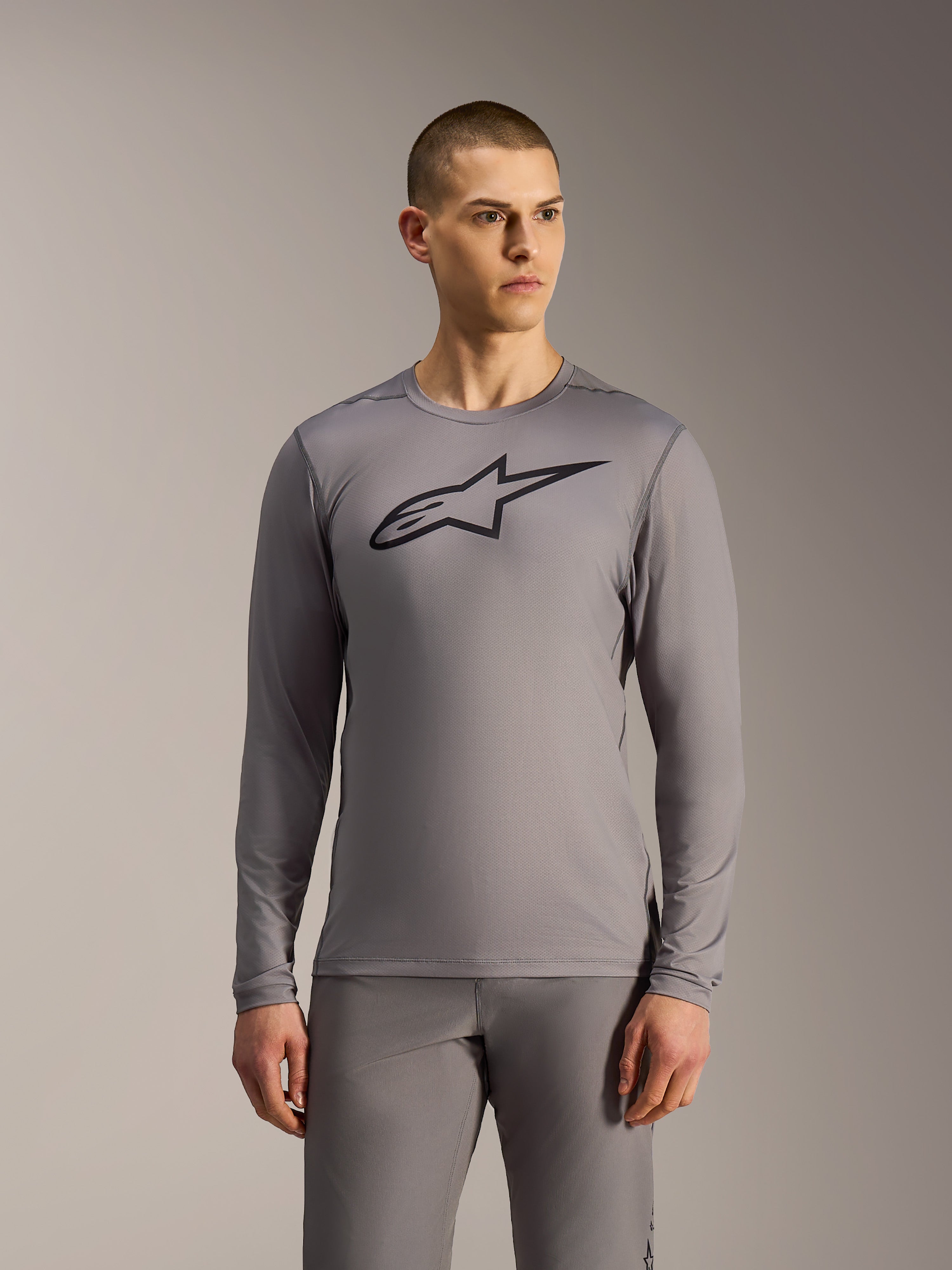 Alpinestars A-Dura Ride Langarm-MTB-Trikot in Grau, schwarzes Brust-Logo, atmungsaktive Mesh-Konstruktion.