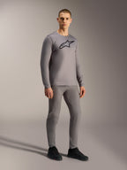Graues A-Dura Ride Langarmtrikot mit schwarzem Brustlogo, präsentiert an einem Model im Mountainbike-Look.